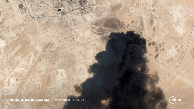 사우디 국영 석유회사 아람코의 석유 시설이 공격을 받아 불타는 모습을 담은 위성 사진