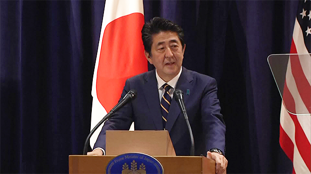 현지시간 25일, 미일 정상회담 뒤 기자회견 한 아베 일본 총리