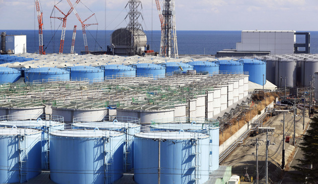 후쿠시마 원전에 늘어서 있는 오염수 보관 탱크. 일본 정부는 2022년 오염수 저장 용량이 한계에 달할 것으로 예상하고 있다.