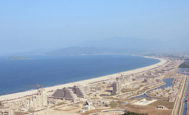 2017년 4월 북한이 원산갈마반도 해변에서 자주포 사격훈련을 하던 장면(위)과 2018년 5월 같은 곳을 해안관광지구로 개발하고 있는 모습(아래) [사진제공: 세종연구소]