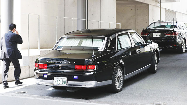 아베 신조 일본 총리가 탄 차량이 17일 오전 도쿄 게이오대학 병원 안으로 들어가고 있다. [교도=연합]