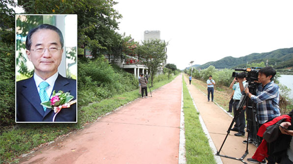 이인원 부회장의 시신이 발견된 경기도 양평군 서종면의 한 산책로에 취재진들이 모여 있다. 