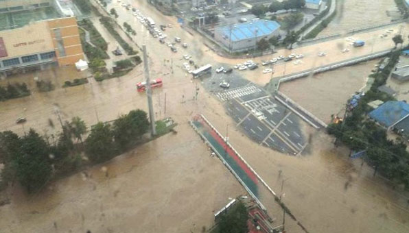 7월 16일 청주에 하루만에 300mm 안팎의 기록적 폭우가 쏟아져 도심 도로가 물에 잠기고 차량이 오도가도 못하고 침수되고 있다.'