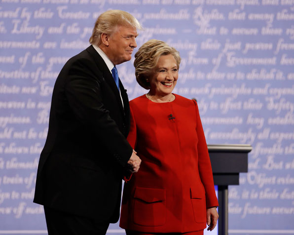 도널드 트럼프 후보와 힐러리 클린턴 후보가 TV 토론에 앞서 악수를 한 채 자세를 취하고 있다. (사진=AP)