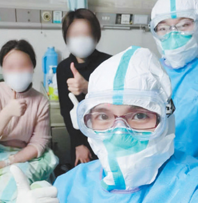 북경한방병원 의사 왕 샤오 지아·왕 샤오 준과 퇴원 환자들이 찍은 사진, [출처 : 인민망]