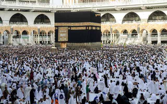 사우디아라비아 카바 신전에 순례 온 이슬람교 신자들