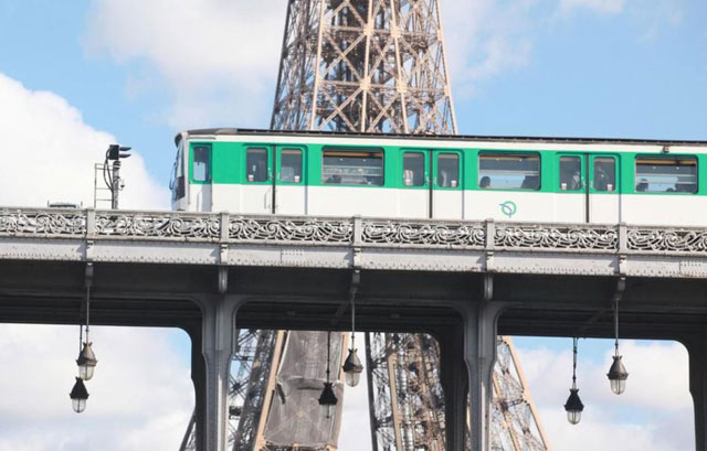 에펠탑 지나는 파리 지하철 6호선 모습