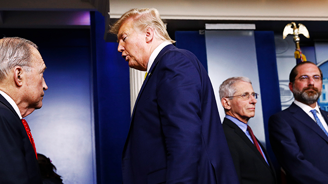 백악관 기자실 회견 끝내고 서둘러 나가는 트럼프 대통령/미국시간 3월9일