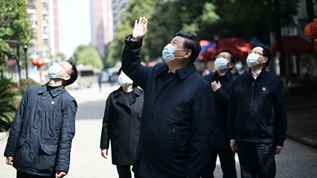 지난 10일 후베이성 우한을 찾은 시진핑 중국 국가주석이 자가격리 중인 주민들을 향해 손을 들어 인사하고 있다.
