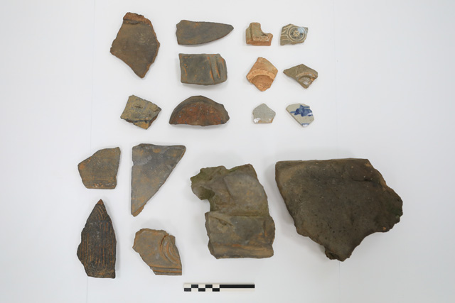 남쪽 구릉에서 상감청자 조각과 전돌 등 여러 시대 유물이 발견됐다.