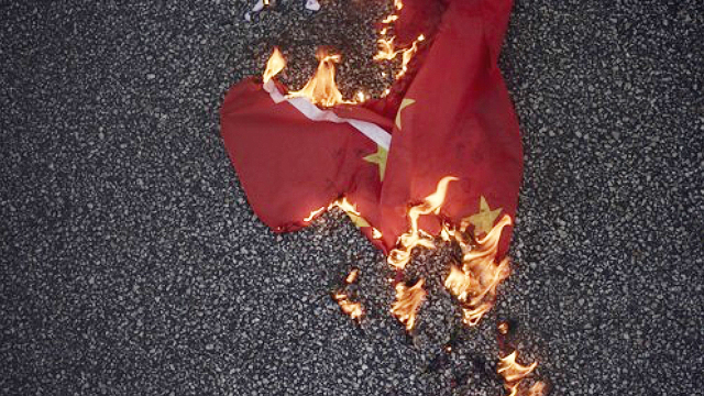 지난해 일부 송환법 반대 시위대가 중국 국기를 불태웠다. 