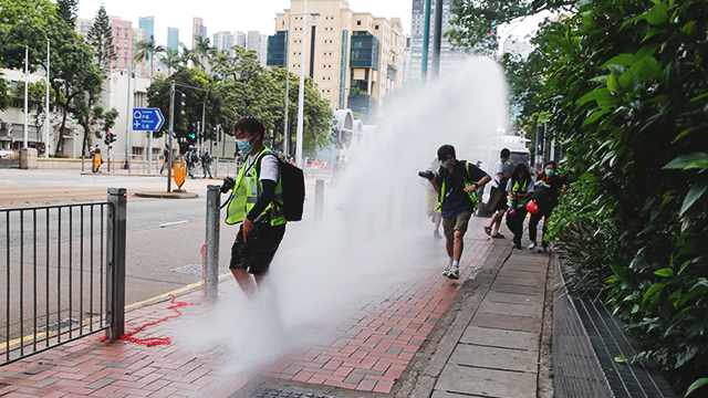 지난 1일 홍콩에서 홍콩보안법 제정에 반대하는 시위를 취재하던 언론사 기자들이 경찰의 물대포를 피해 도망치고 있다.[출처=AP 연합뉴스] 