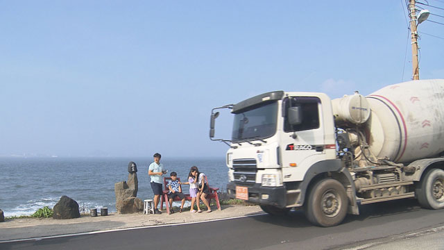 지난 4일 우도. 관광객 사이로 덤프트럭이 지나가고 있다.