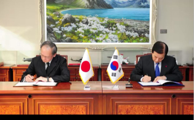 2016년 11월 23일 당시 한민구 국방부장관과 나가미네 야스마사 주한 일본대사가 한일 군사정보보호협정(지소미아)에 서명하고 있다. 