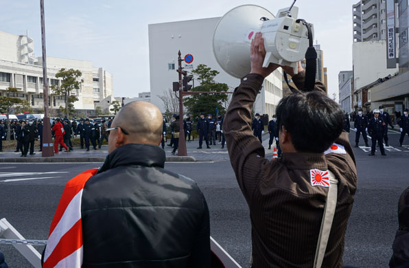 지난 22일 ‘다케시마의 날’ 행사가 열린 일본 시마네(島根)현. 일본 우익세력이'다케시마의 날' 행사장 주변에서 일본 경찰들과 대치중이다. 사진:서경덕 성신여대 교수