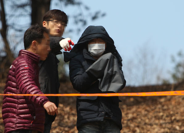 네 살배기 딸의 시신을 암매장한 계부 안 씨가 딸의 시신을 묻은 장소를 지목하고 있다.