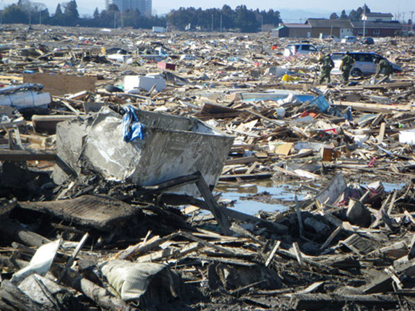 지난 2011년 3월에 발생한 동일본 대지진으로 1만 8천여 명이 숨지거나 실종됐고 원전 피해로 지금까지 엄청난 후유증을 앓고 있다. (AP 자료 사진)