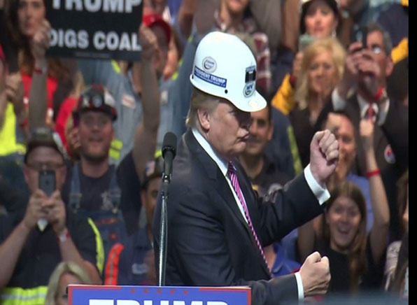 도널드 트럼프가 5월 5일 웨스트버지니아주에서 선물 받은 광부 헬멧을 써보고 있다. [사진=로이터]