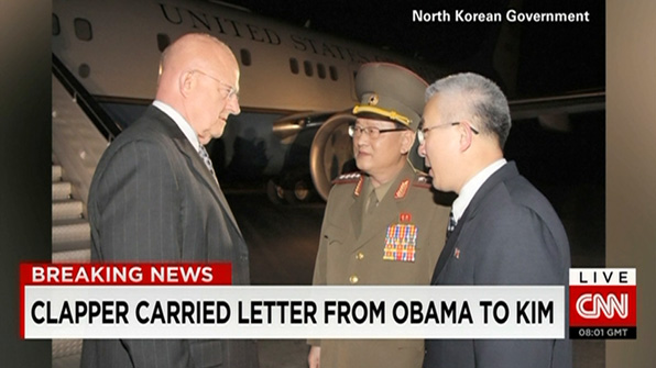 지난 2014년 11월 8일 클래퍼 미국 국가정보국장은 북한을 방문해 억류 중이던 미국인 케네스 배와 매튜 토드 밀러를 데리고 나왔다. 사진은 당시 CNN 보도 영상.