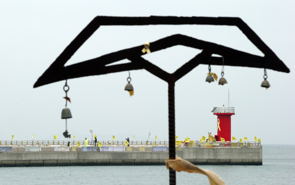 세월호 참사 2주년인 2016년 4월 16일 오전 전남 진도군 팽목항에 거꾸로 뒤집인 배 모양의 조형물이 설치돼 있다.