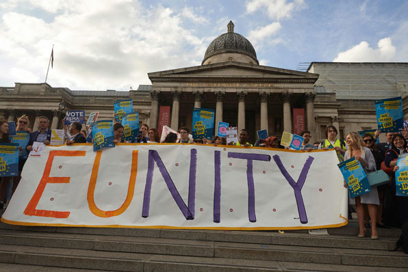 EU 잔류 지지자들이 런던 시내에서 EU를 중심으로 단결하자는 의미 신조어(EUNITY)를 들고 운동을 하고 있다. (사진=AP) 