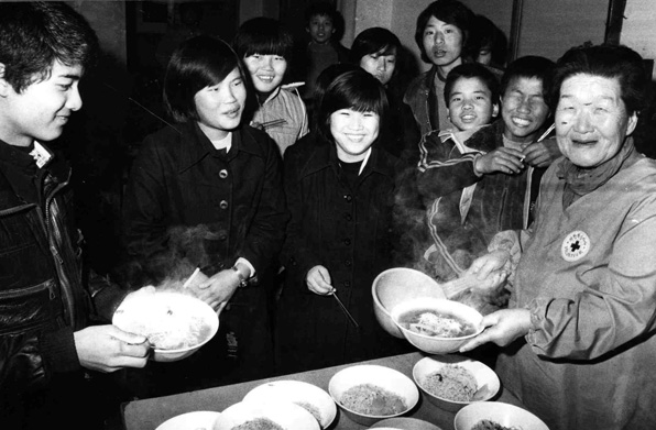 1982년 야학 근로 청소년들에게 무료 급식 라면을 손수 끓여주고 있는 자원 봉사대원 할머니. 그 시절에도 라면이 고달픈 밤을 달래줬다. 