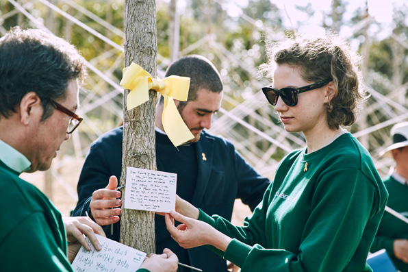 오드리 헵번의 손녀 엠마 헵번 페러가 세월호 기억의 숲에서 희생자를 상징하는 304그루의 나무 중 한 곳에 직접 쓴 추모 편지를 붙이고 있다