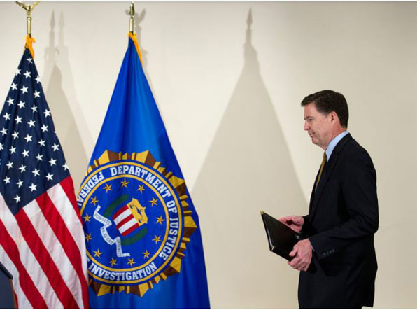 제임스 코미 미 연방수사국 국장이 ‘이메일 스캔들’관련 조사 결과를 발표하기 위해 걸어 나오고 있다.(사진=AP)
