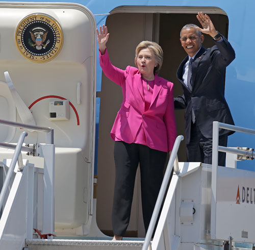 힐러리 클린턴 후보와 오바마 미국 대통령이 본선 경합지역 가운데 하나인 노스캐롤라이나주에서 공동 유세를 하기 위해 대통령 전용기인 에어포스 원에서 내리고 있다. (사진=AP) 