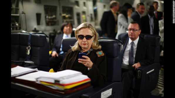 힐러리 클린턴이 국무부 장관 시절인 2011년 국외 방문하고 돌아오는 전용기안에서 자신의 휴대 전화를 살펴보고 있다. (사진=AP)