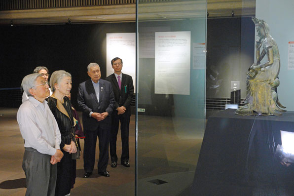아키히토 일왕 부부가 7월 4일 일본 도쿄국립박물관에서 한국의 국보 제78호 금동반가사유상을 살펴보고 있다. 