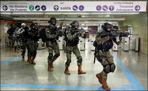 최근 테러 위험이 고조되면서 경찰특공대가 지하철역에서 모의훈련을 하고 있다.