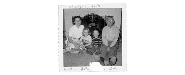 어린 시절 부모, 남동생과 함께 찍은 가족사진. 1947년 10월 26일 일리노이 주 시카고에서 아버지 휴 엘즈워스 로덤과 어머니 도로시 하월 로덤 사이에서 태어났다. 평범한 가정에서 비교적 유복하게 성장했다.