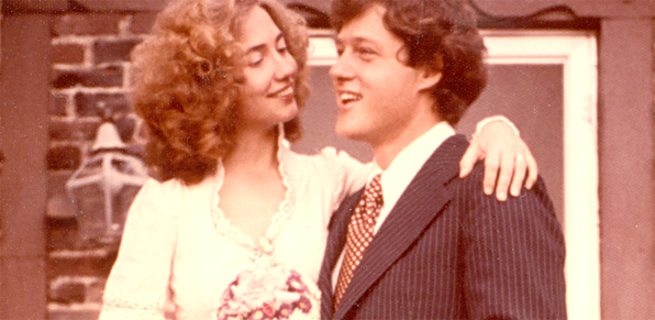 1975년 10월 빌 클린턴과 결혼한 힐러리 클린턴·대학 졸업 후  예일대 로스쿨로 진학한 힐러리는 1971년 같은 로스쿨 1년 후배였던 아칸소 주 출신 빌 클린턴을 만난다. 빌 클린턴과 함께 졸업하기 위해 졸업을 1년 늦춘 그녀는 졸업 후 변호사 활동과 사회 참여 활동을 본격적으로 하기 시작했다. 
