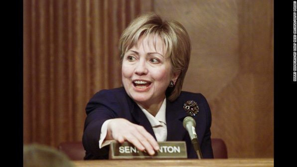 2001년 상원 의원 자격으로 환경 자원 위원회에 처음 참석한 힐러리 클린턴. 2000년 민주당 인사들의 권유로 뉴욕주 상원의원에 출마한 힐러리 클린턴은 전국적인 관심 속에 과반수의 지지로 당선됐다.