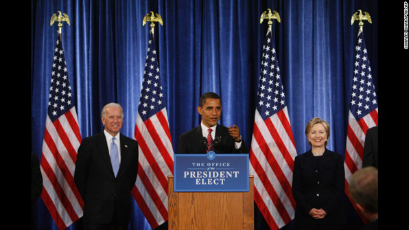 2008년 12월 바이든 부통령 당선자와 힐러리 클린턴이 지켜보고 있는 가운데 기자회견을 하고 있다. 오바마 대통령이 취임한 이후 그녀는  2009년 1월부터 2013년 1월까지 오바마 1기 국무부 장관으로 활동하면서 많은 업적을 남겼다.