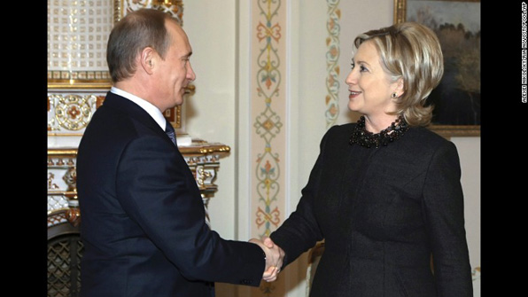 2010년 3월 힐러리 클린턴 미 국무부 장관이 모스크바를 방문해 푸틴 러시아 대통령과 악수를 하고 있다.