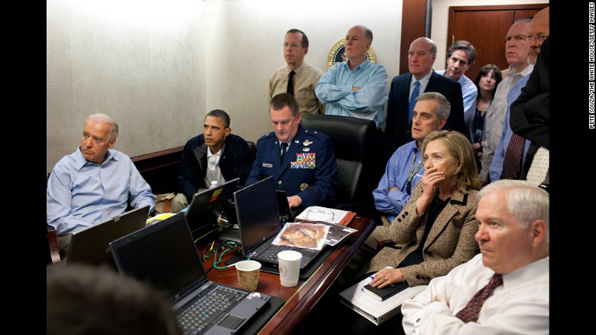 2011년 5월 힐러리 클린턴 당시 국무장관이 오바마 대통령, 국가 안보 관계자들과 함께  오사마 빈 라덴 체포 작전을 지켜보고 있다.