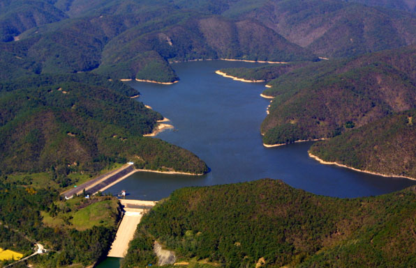 울산 시민들의 식수원으로 이용되는 사연댐 전경. 댐 상류 쪽에 반구대 암각화가 있다. 