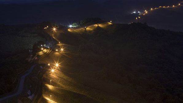 중부전선 비무장지대, DMZ의 남방한계선 경계등이 어둠을 밝히고 있다.