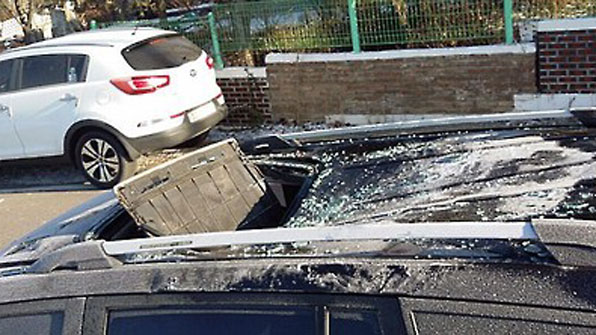 북한이 날려 보낸 대남 전단 뭉치가 승용차에 떨어져 차량 지붕이 부서졌다. 
