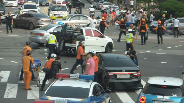 7중 추돌사고로 아수라장이 된 해운대문화회관 사거리 교통사고 현장(사진제공: 해운대소방서)
