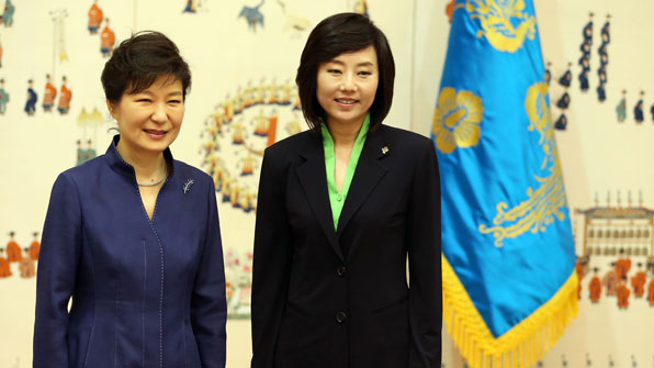 박근혜 대통령이 2014년 6월 청와대에서 열린 신임 수석비서관 임명장 수여식에서 조윤선 정무수석과 기념촬영하고 있다. 