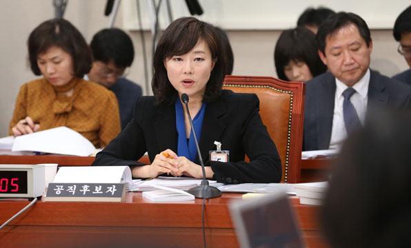 2013년 3월 국회에서 열린 조윤선 여성가족부 장관 후보자에 대한 인사청문회 장면이다. 