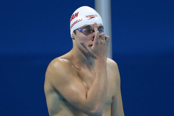 캐나다의 산토 콘도렐리(21)가 10일(한국시간) 리우 올림픽 아쿠아틱스 스타디움에서 열린 수영 남자 자유형 100m 준결승을 앞두고 가운데 손가락을 이마에 갖다 대고 있다. 