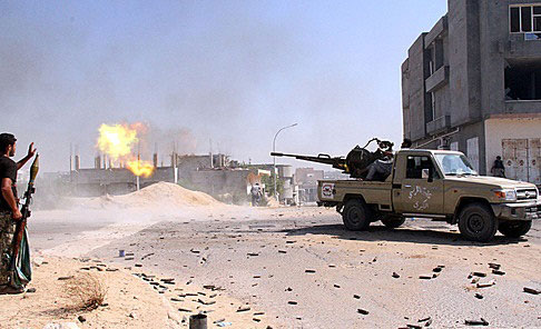 리비아의 친정부 군대가 8월 16일 북부 항구도시 시르테 외곽지역에서 IS를 대상으로 공격을 벌이고 있다. (사진 신화통신)