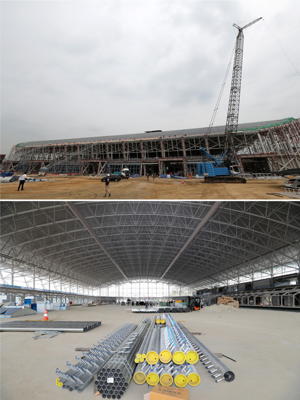 스피드스케이팅 경기장 공사는 전체 공정률이 71%로 내년 3월 준공 예정이다. 지붕을 이미 덮었고(상) 내부는 트랙과 좌석 작업이 한창이다(하)