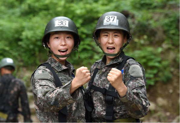 올해 처음 여군에 개방한 육군보병학교 전문유격과정에 여군 2명이 입소했다. 산악장애물 극복훈련 시작에 앞서 훈련 의지를 다지고 있는 이세라(왼쪽) 중사와 진미은 중사.