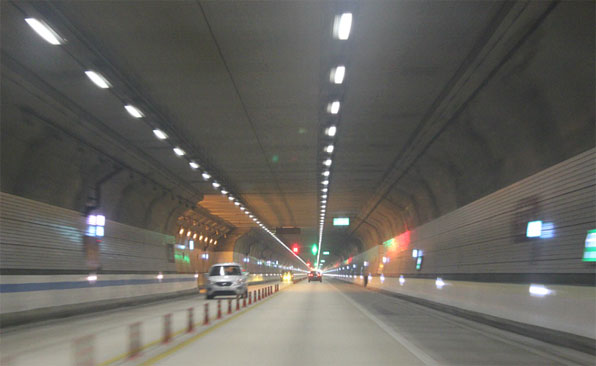 터널은 차량 통행뿐만 아니라 재난이나 전쟁 등 긴급상황이 발생할 때 이용할 수 있는 대표적인 대피시설이지만 우리나라 터널은 10곳 가운데 8곳 이상이 민방위 경보나 재난방송을 제대로 들을 수 없는 ‘먹통’ 지역이다.