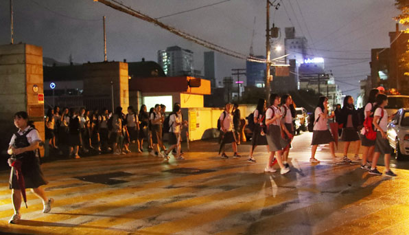 12일 저녁 경주 강진으로 지반이 크게 흔들리자 울산여고 학생들이 보충수업을 중단하고 하교하고 있다.(사진제공:연합뉴스)